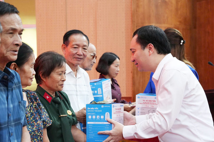 Đại biểu Quốc hội Vũ Văn Tiến tặng 200 suất quà cho người có công ở Hải Phòng