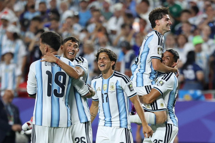 Argentina thắng Thụy Sĩ, gặp Anh ở bán kết World Cup