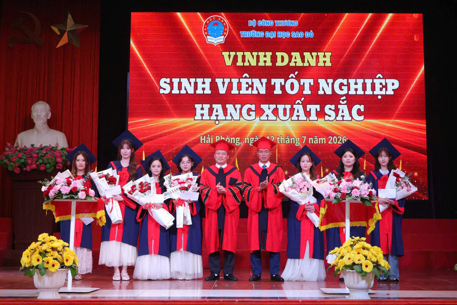 Trường Đại học Sao Đỏ trao bằng cử nhân cho 136 sinh viên tốt nghiệp sớm