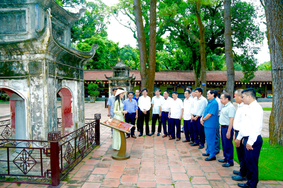 Đoàn cựu chiến binh Các cơ quan Đảng thành phố học tập tại di sản văn hóa thế giới Côn Sơn - Kiếp Bạc