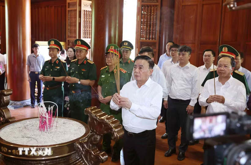 Thường trực Ban Bí thư Trần Cẩm Tú dâng hương tại Khu di tích quốc gia đặc biệt Kim Liên, Khu di tích Ngã ba Đồng Lộc