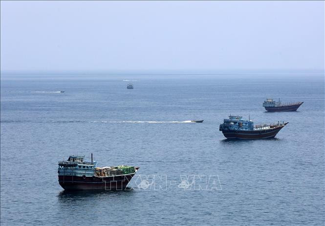 Lượng dầu qua eo biển Hormuz sụt giảm mạnh do xung đột tái diễn