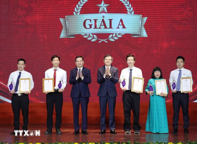 Trao giải Cuộc thi Bảo vệ nền tảng tư tưởng của Đảng trong kỷ nguyên mới