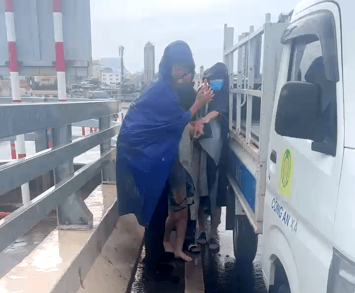 Ngăn chặn kịp thời nữ sinh có ý định nhảy cầu Hoàng Văn Thụ tự tử