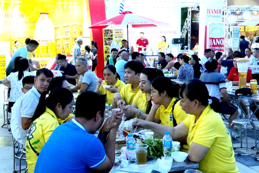 Khoảng 7.000 lượt khách đổ về Kien An Beer Fest trong đêm khai mạc