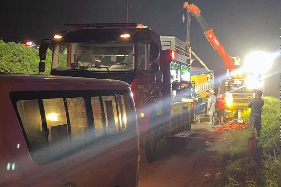 Xe khách lao khỏi cao tốc Pháp Vân - Cầu Giẽ, 4 người tử vong