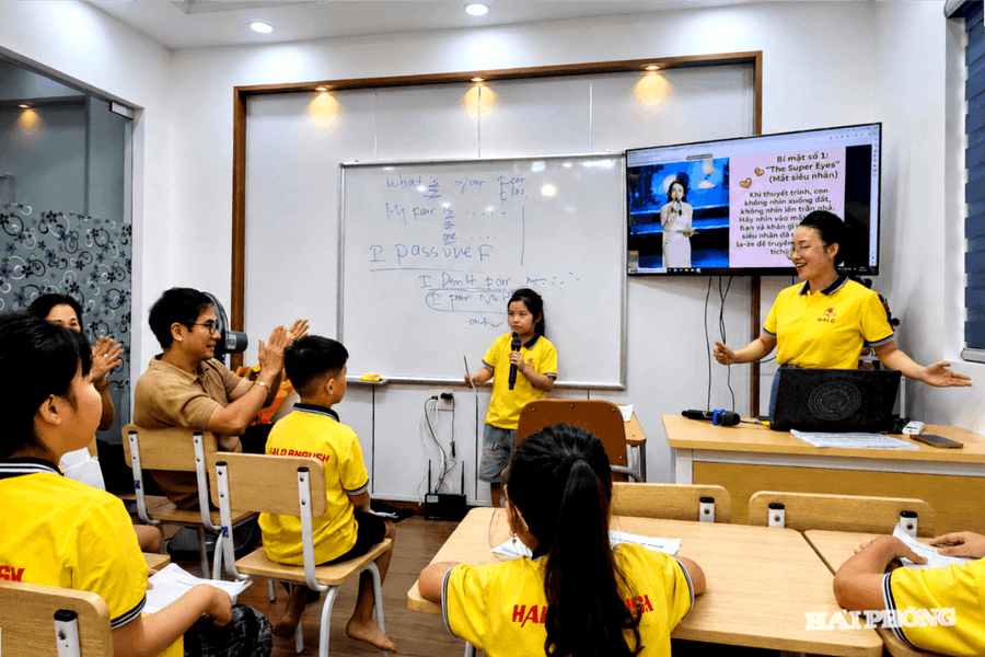 Rèn kỹ năng mềm từ lớp học MC nhí
