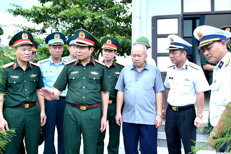 Đại tướng Nguyễn Tân Cương kiểm tra công tác quốc phòng tại Bạch Long Vĩ