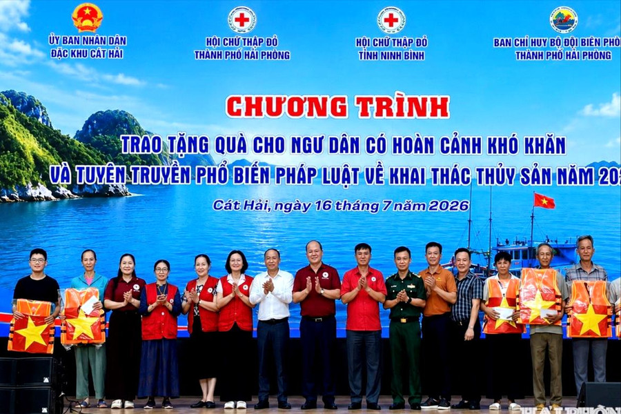 Trao 100 suất quà hỗ trợ ngư dân khó khăn đặc khu Cát Hải
