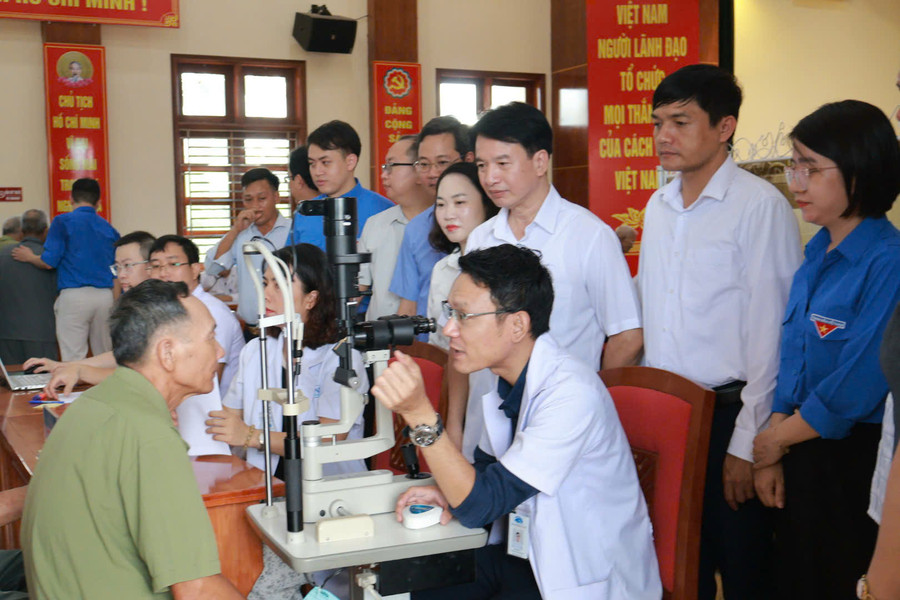 Tuổi trẻ Các cơ quan Đảng thành phố khám bệnh, tặng quà tri ân người có công