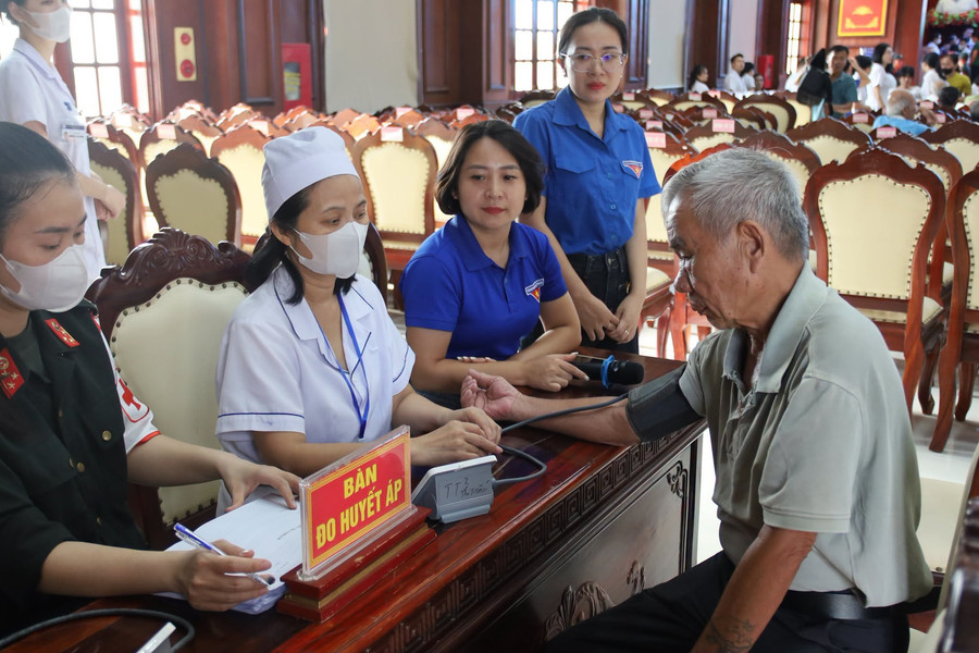 Xã Gia Lộc phối hợp khám bệnh, tặng quà cho người có công với cách mạng