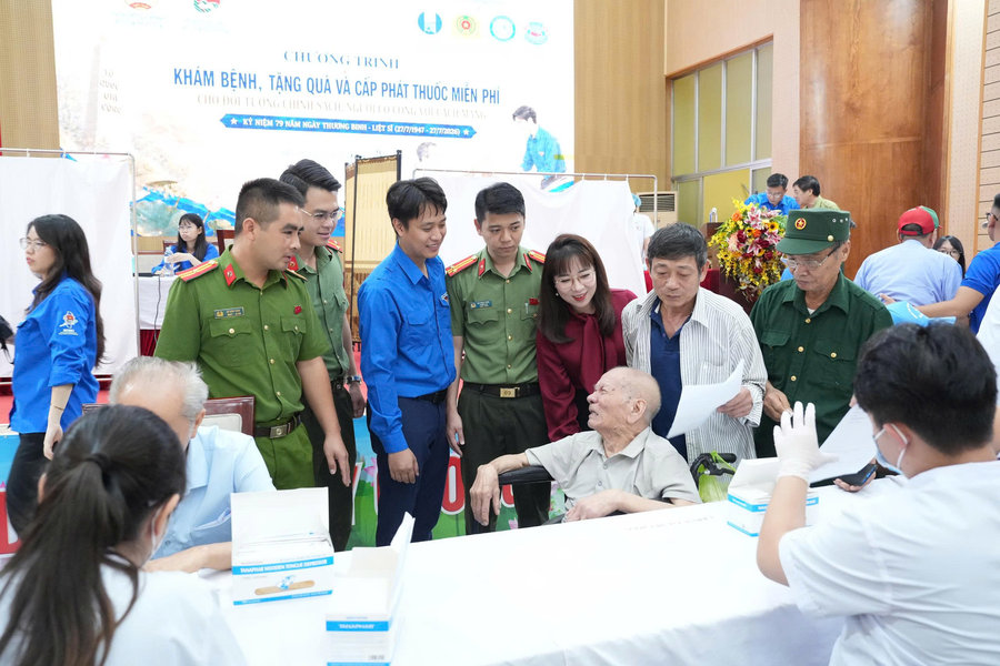 100 người có công ở phường Hải Dương được khám bệnh, cấp phát thuốc miễn phí