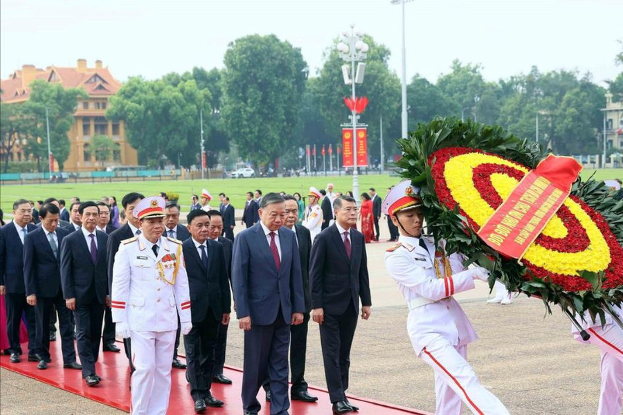 Ban Chấp hành Trung ương Đảng vào Lăng viếng Chủ tịch Hồ Chí Minh