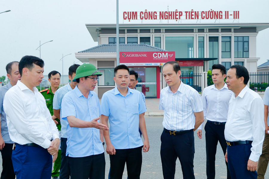 Phó Chủ tịch UBND thành phố Vũ Tiến Phụng kiểm tra các dự án đầu tư ở xã Quyết Thắng