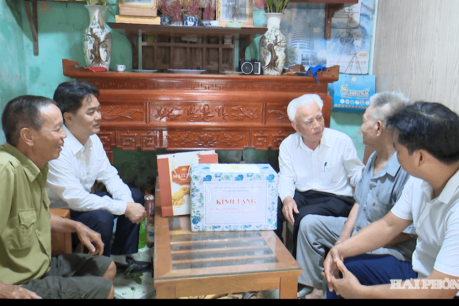 Trưởng Ban Nội chính Thành ủy Nguyễn Đình Chuyến thăm, tặng quà gia đình chính sách tại phường Trần Liễu