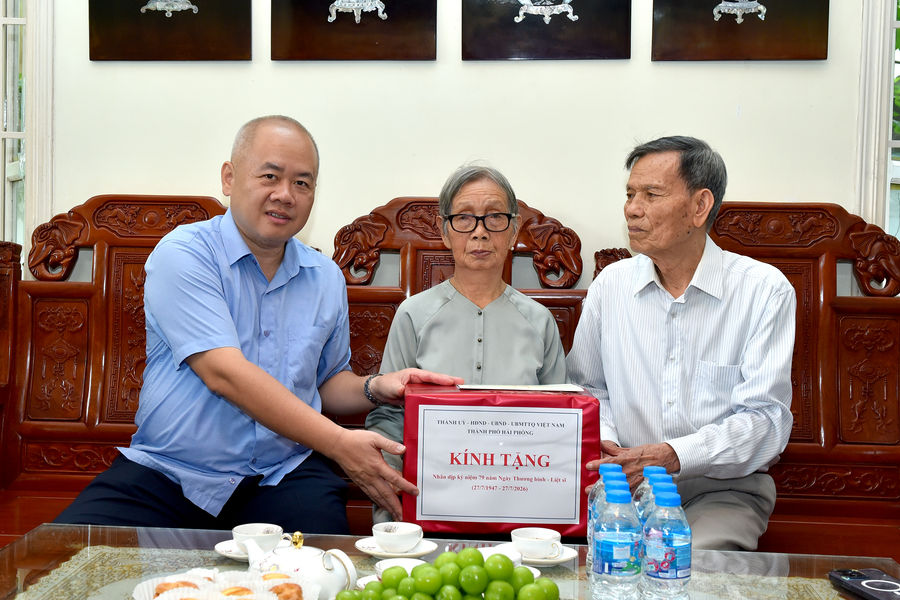 Chủ tịch UBND thành phố Đỗ Thành Trung thăm, tặng quà gia đình chính sách