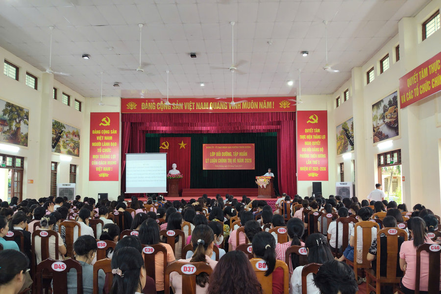 Phường Thiên Hương bồi dưỡng 9 nghị quyết chiến lược cho gần 400 cán bộ, giáo viên