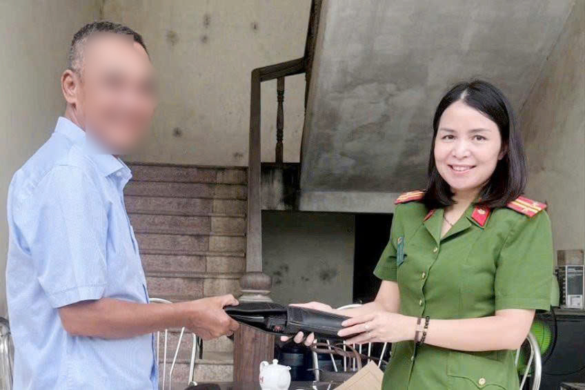 Công an xã Gia Phúc vận động người dân giao nộp vũ khí, công cụ hỗ trợ