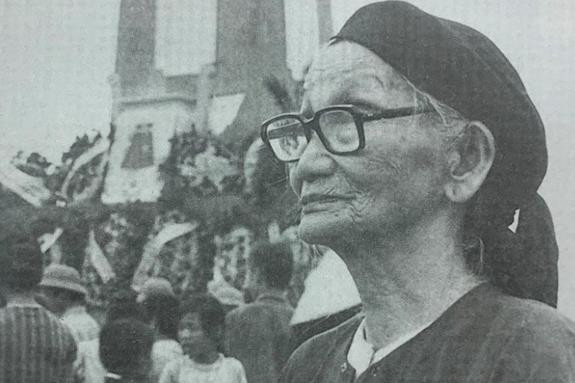 Năm mươi năm mẹ chờ con