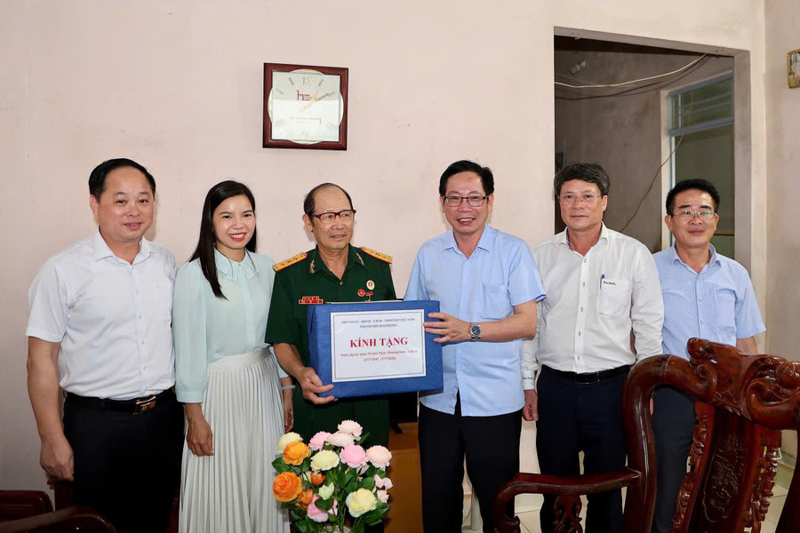 Phó Chủ tịch UBND thành phố Vũ Tiến Phụng thăm, tặng quà thương binh, bệnh binh