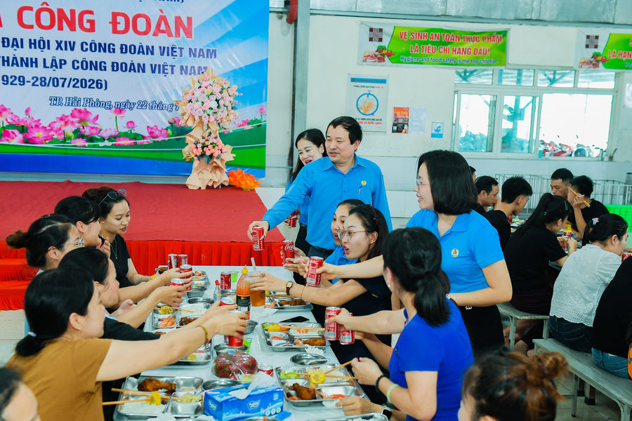 900 đoàn viên, người lao động tham dự 'Bữa cơm Công đoàn' tại Công ty TNHH May Unitedtex Việt Nam