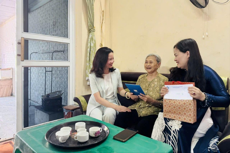 Hội Phụ nữ Hải Phòng dâng hương tưởng niệm, tri ân các anh hùng liệt sĩ