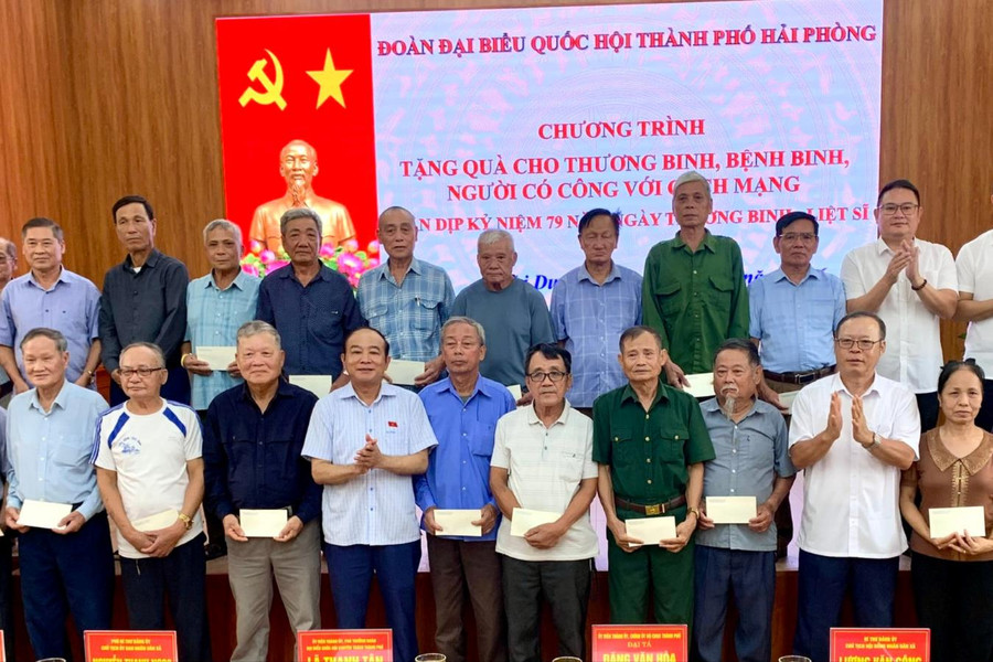 Đoàn đại biểu Quốc hội thành phố Hải Phòng trao quà tặng người có công, gia đình chính sách