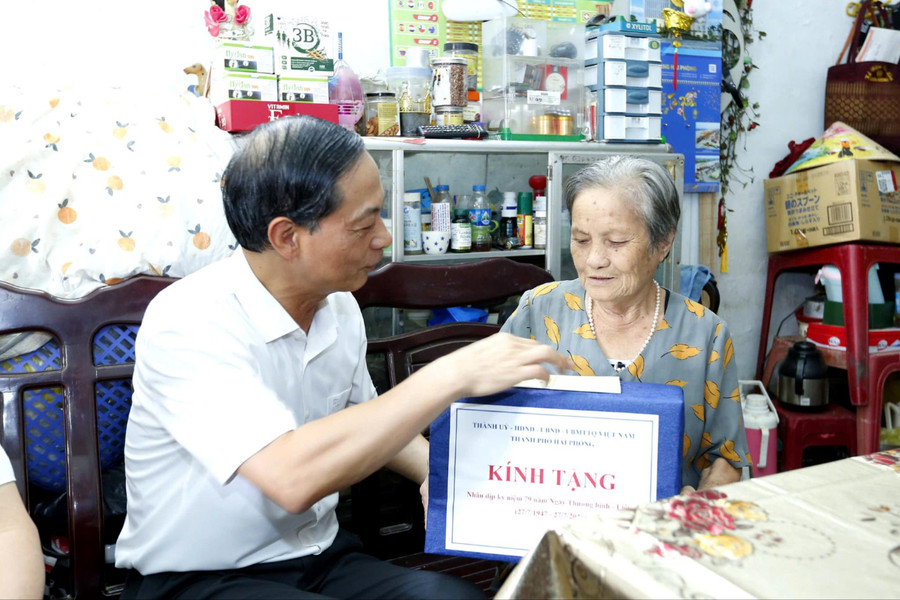 Hai Phong Party Committee Standing Deputy Secretary Do Manh Hien visits people with meritorious service