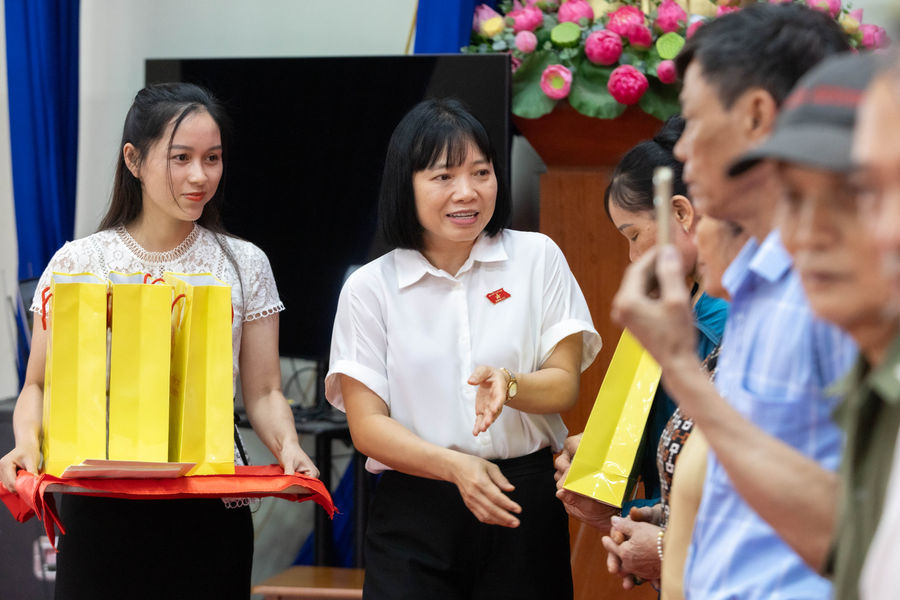 Đoàn đại biểu Quốc hội thành phố Hải Phòng tặng quà người có công tại xã Cẩm Giàng