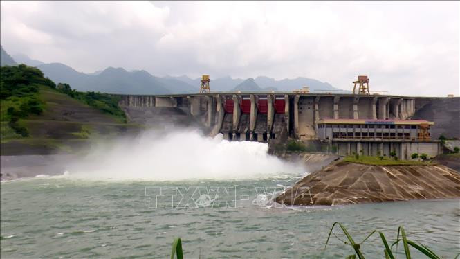 Hồ thủy điện Tuyên Quang mở một cửa xả đáy