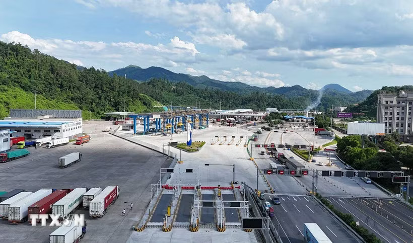 Sôi động dòng chảy thương mại Việt Nam - Trung Quốc qua cửa khẩu Hữu Nghị Quan