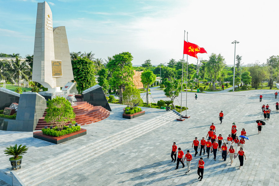 Hai Phong honors people with meritorious service