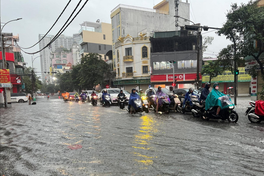 Cảnh báo mưa lớn gây ngập cục bộ tại nhiều tuyến phố trung tâm của Hải Phòng