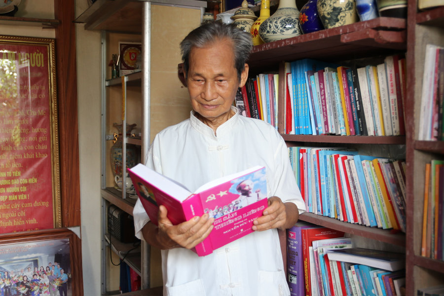 Ông Nguyễn Đức Tăng miệt mài viết sử bằng thơ