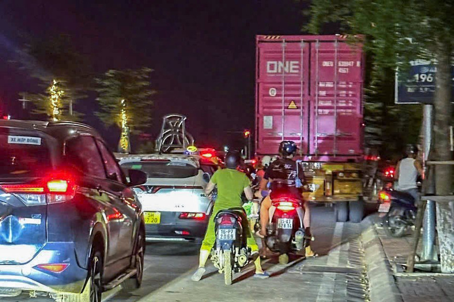 Xe tải lớn đỗ kéo dài, cản trở giao thông tại nút giao Quán Trữ - Bùi Viện