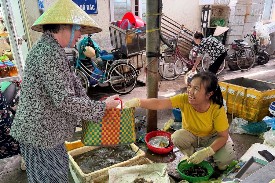 Chợ thanh toán không dùng tiền mặt, không túi nilon