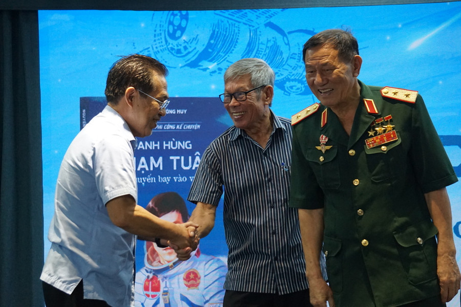 Cuốn sách 'Anh hùng Phạm Tuân và chuyến bay vào vũ trụ'