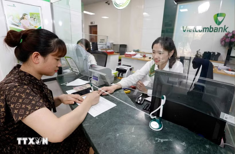 Huy động vốn dài hạn sôi động, lãi suất tiết kiệm biến động cục bộ