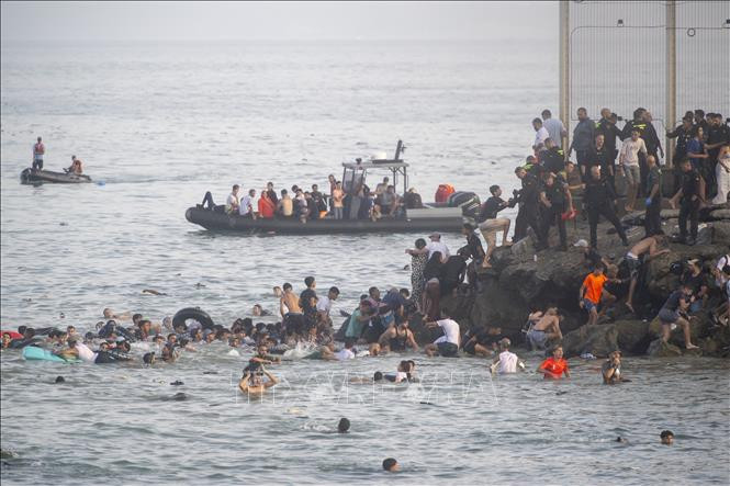 Tây Ban Nha dựng hàng rào nổi ngăn người di cư vào Ceuta