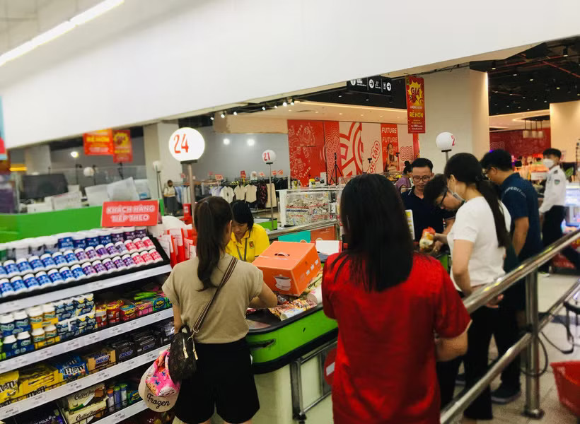 Người Việt chi hơn 4,55 triệu tỷ đồng cho mua sắm và dịch vụ trong 7 tháng