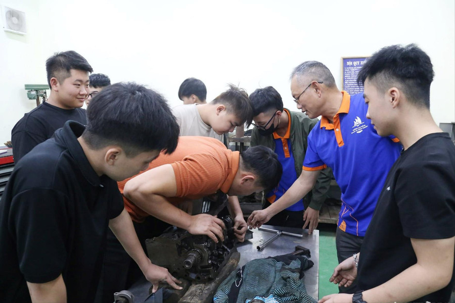 Lương, phụ cấp của nhà giáo hợp đồng toàn thời gian sau khi nghỉ hưu