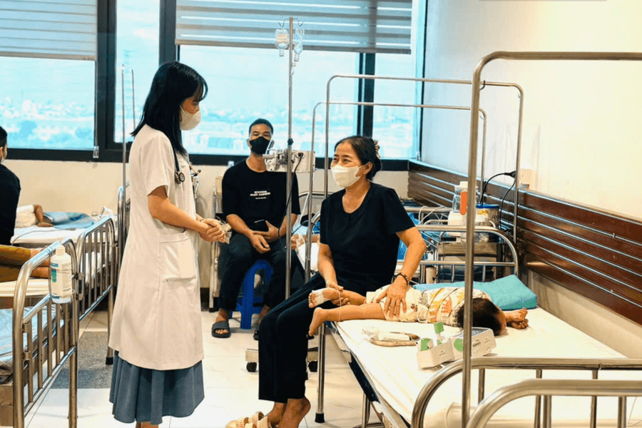 Nhiều trẻ sốt cao khó hạ vì mắc COVID-19