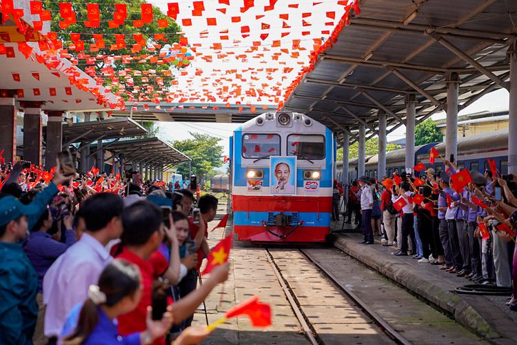 Chạy theo tiếng còi tàu