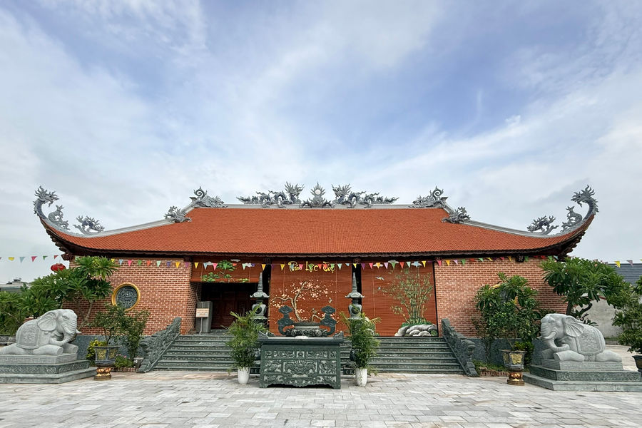 Spirit of Hung Kings-era general at Cay temple