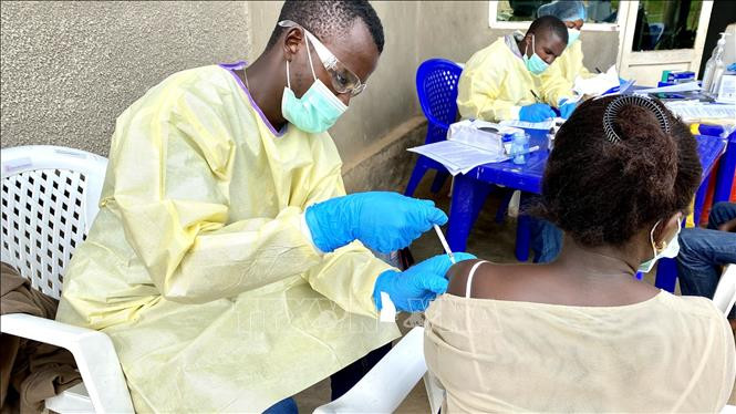 Châu Phi triển khai vaccine, mở rộng điều trị khống chế dịch Ebola