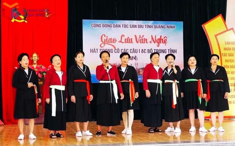 Nét duyên kín đáo trong trang phục truyền thống của phụ nữ Sán Dìu