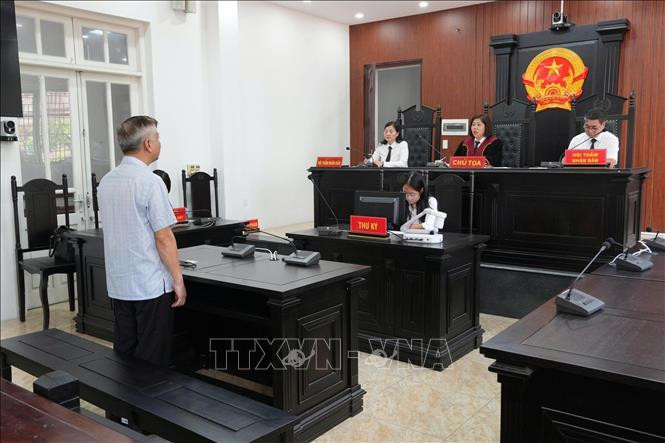 Tài xế Mercedes tạt đầu, đấm tài xế taxi bị phạt tù
