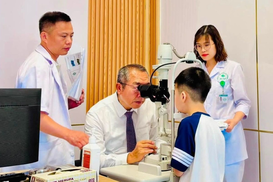 Chuyên gia nhãn khoa Nhật Bản hội chẩn, khám bệnh tại Hải Phòng