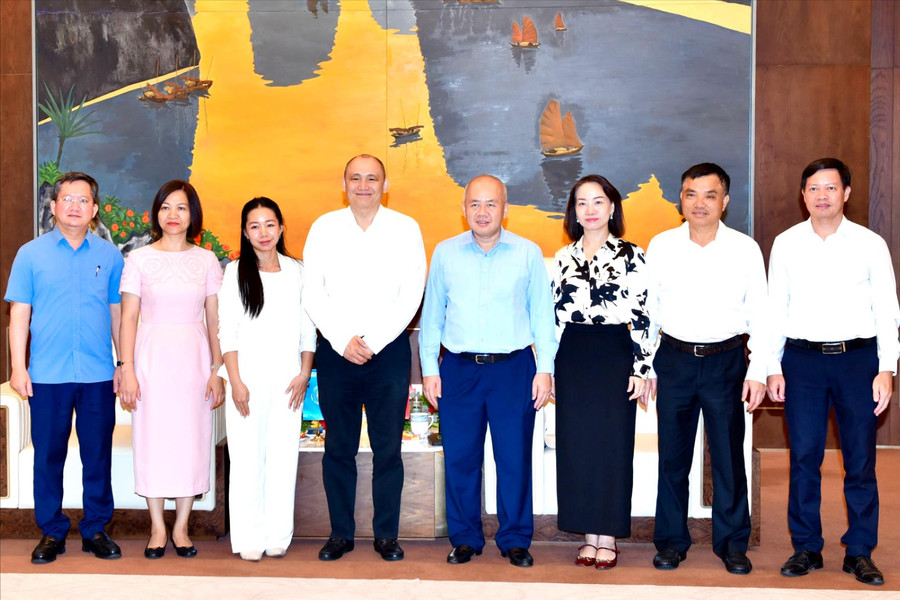 Chủ tịch UBND thành phố Hải Phòng Đỗ Thành Trung tiếp xã giao Đại sứ Kazakhstan tại Việt Nam