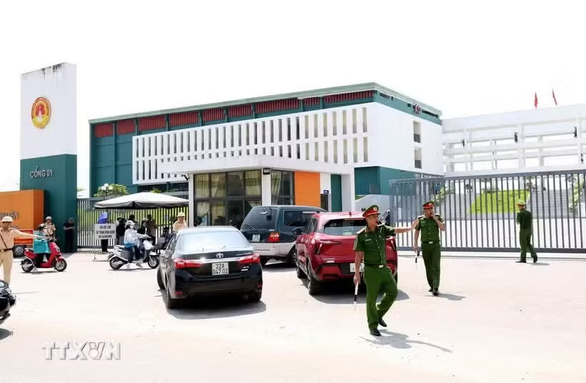 Hơn 300 thí sinh điểm thi THTP chuyên Tuyên Quang bắt đầu làm bài thi lại